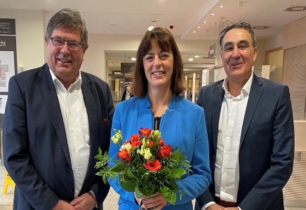 Bürgermeister Karl Friedrich mit Anne Bülling und Sassan Pur im Stadtkrankenhaus