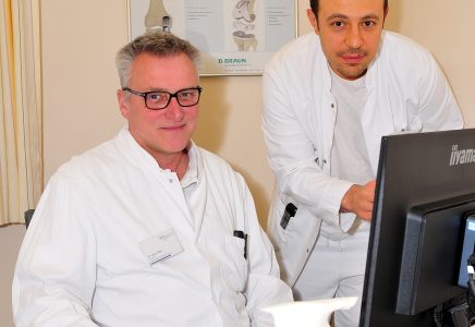 Sind auf Gelenk-Prothesen spezialisiert (von links): Chefarzt Dr. Arne Fittje und der Leitende Oberarzt Talal Talli. Foto: Stadtkrankenhaus Korbach