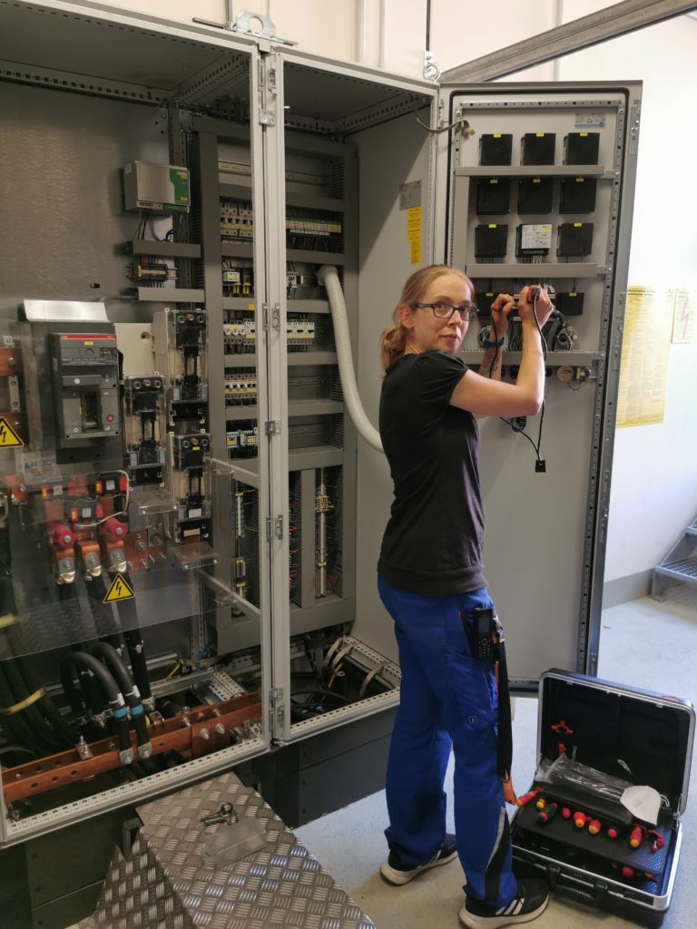 Jessika Matthaei in der Technik