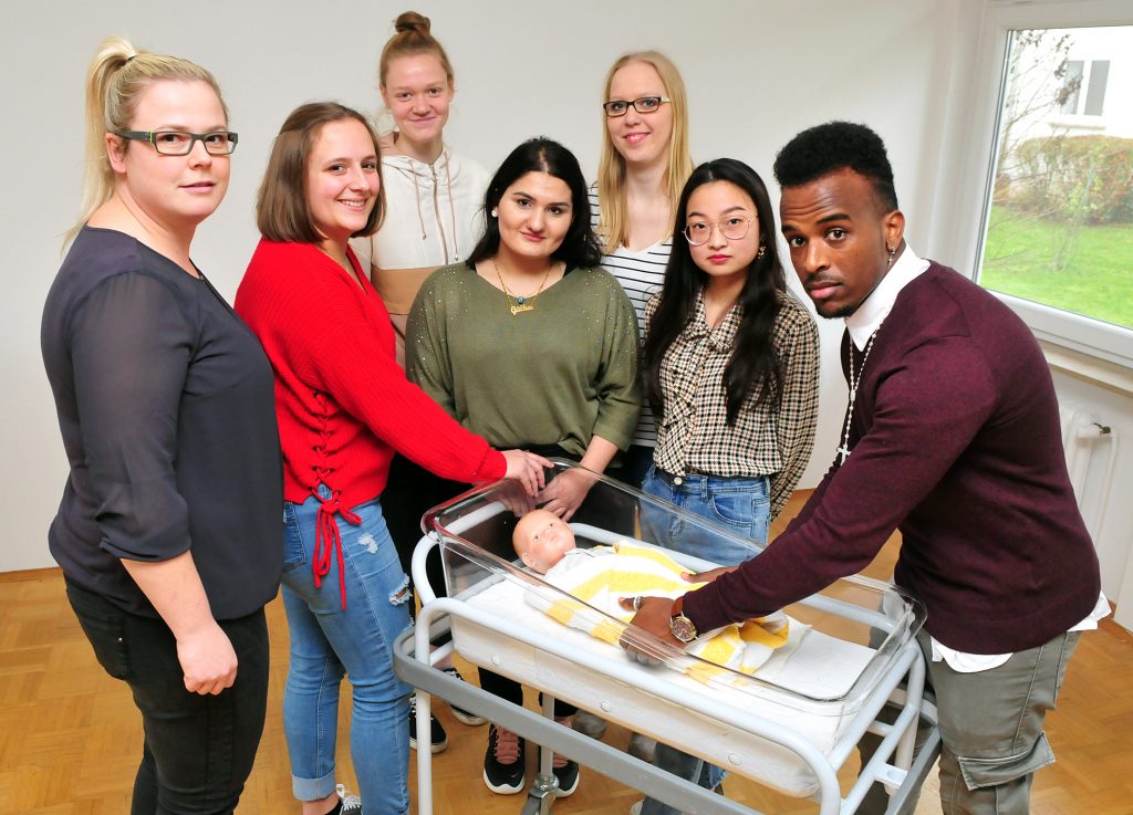 Angehende Pflegekräfte des Korbacher Stadtkrankenhauses lernen im Bildungszentrum der Klinik, wie man ein Baby versorgt. Kursleiterin Nicole Schmidt (links) vermittelt die Inhalte, die die jungen Leute zunächst an einer Puppe in die Tat umsetzen. (Foto: Stadtkrankenhaus Korbach)